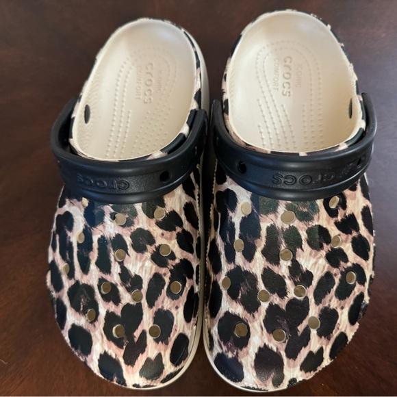 Women’s Size 8 Leopard Print CROCS - Picture 1 of 14